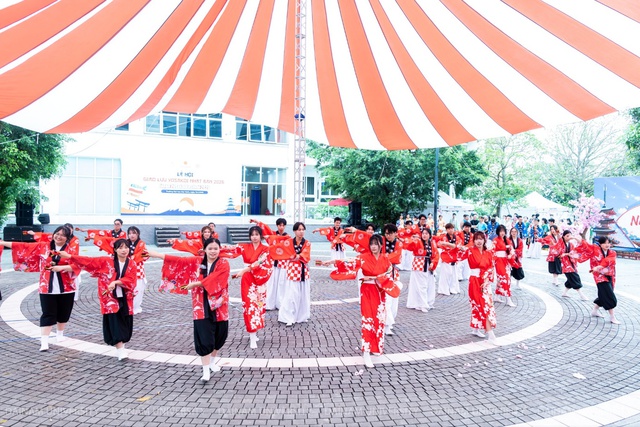 Từ YOSAKOI, cosplay đến trà đạo: Cách trường đại học rèn năng lực toàn cầu cho sinh viên- Ảnh 3.
