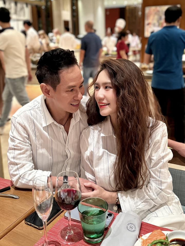 Cặp sao giàu bậc nhất showbiz Việt vướng tin đồn rạn nứt: Tình tứ trong mọi sự kiện, hôn nhân viên mãn, con cái giỏi giang - Ảnh 4. Cặp sao giàu bậc nhất showbiz Việt vướng tin đồn rạn nứt: Tình tứ trong mọi sự kiện, hôn nhân viên mãn, con cái giỏi giang - Ảnh 4.