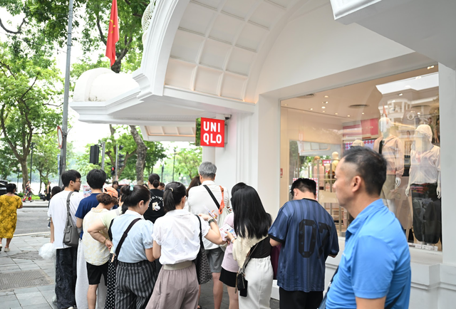 Hàng trăm người xếp hàng để mua sắm tại UNIQLO dịp Tuần Lễ Cảm Ơn - Ảnh 1.