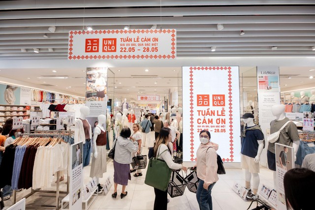 Hàng trăm người xếp hàng để mua sắm tại UNIQLO dịp Tuần Lễ Cảm Ơn - Ảnh 2.