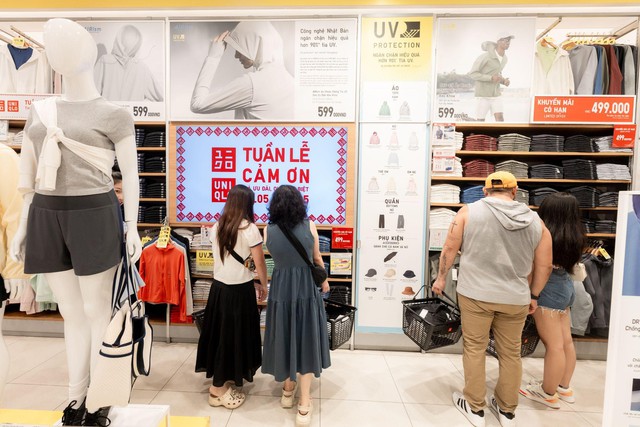 Hàng trăm người xếp hàng để mua sắm tại UNIQLO dịp Tuần Lễ Cảm Ơn - Ảnh 3.