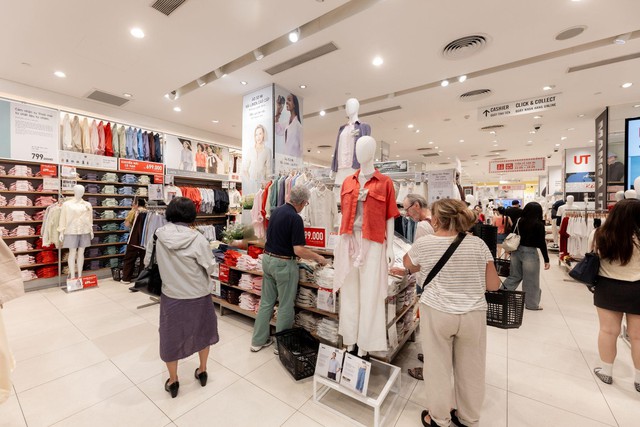 Hàng trăm người xếp hàng để mua sắm tại UNIQLO dịp Tuần Lễ Cảm Ơn - Ảnh 4.