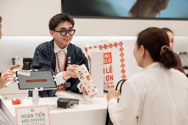 Hàng trăm người xếp hàng để mua sắm tại UNIQLO dịp Tuần Lễ Cảm Ơn - Ảnh 6.