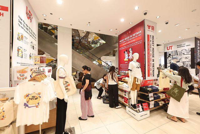Hàng trăm người xếp hàng để mua sắm tại UNIQLO dịp Tuần Lễ Cảm Ơn - Ảnh 7.