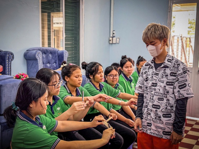 Từ cậu b&eacute; ngh&egrave;o l&ecirc;n TP.HCM mưu sinh đến CEO tạo việc l&agrave;m cho h&agrave;ng ngh&igrave;n người trẻ- Ảnh 5.