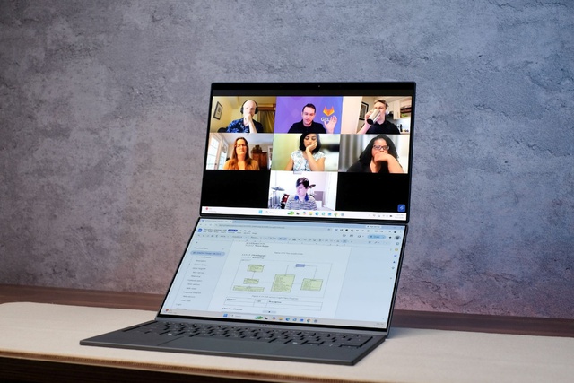 Dân tài chính dùng laptop này là “chuẩn”: Vừa soi chart, vừa làm việc- Ảnh 2.