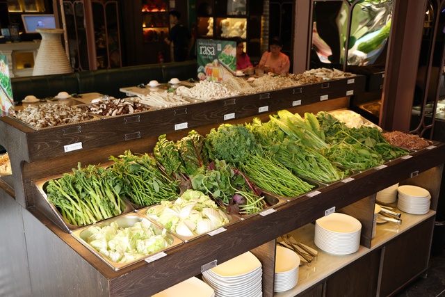 Nhà hàng Rasa gây sốt khi đưa rau kim cương đắt đỏ vào menu buffet lẩu rau nấm - Ảnh 2.