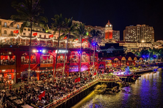 Nổi tiếng với show diễn đẳng cấp Symphony of the Sea, nh&agrave; h&agrave;ng 5.000 chỗ ngồi tại Ph&uacute; Quốc lập kỷ lục Guiness- Ảnh 3.