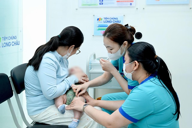 Khẩn cấp cứu nguy cháu bé 12 tháng tuổi tím tái vì sặc sữa- Ảnh 1.