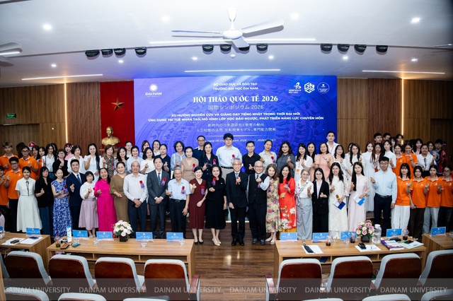 Giáo sư Nhật Bản bàn về tương lai nguồn nhân lực tiếng Nhật trong thời đại AI tại Đại học Đại Nam - Ảnh 2.