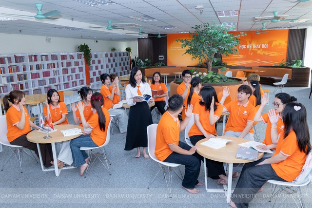 Giáo sư Nhật Bản bàn về tương lai nguồn nhân lực tiếng Nhật trong thời đại AI tại Đại học Đại Nam - Ảnh 5.