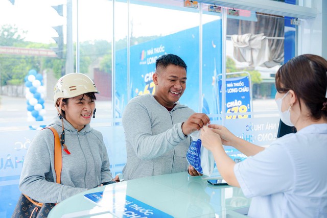2.678 nhà thuốc trên toàn quốc - Dấu ấn gần một thập kỷ Long Châu vươn mình vì một Việt Nam khỏe mạnh - Ảnh 3.