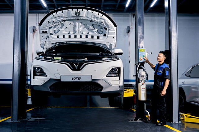 Tài xế dịch vụ chuyển từ xe xăng sang xe điện: Hóa đơn nhẹ hơn, yên tâm hơn về lâu dài - Ảnh 1.