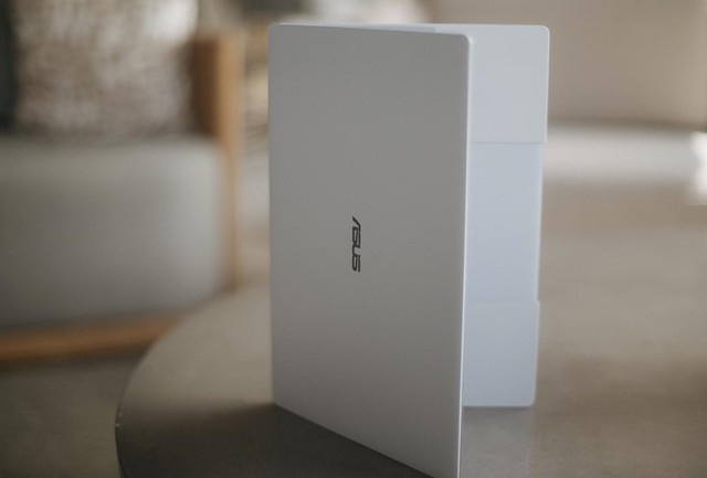 Vì sao laptop ExpertBook Ultra có mức giá 100 triệu? - Ảnh 1.