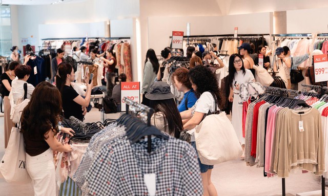Biển người &ldquo;đổ bộ&rdquo; Vincom B&agrave; Triệu từ s&aacute;ng sớm: Lễ hội sale lớn nhất h&egrave; 2026 ch&iacute;nh thức bắt đầu- Ảnh 2.