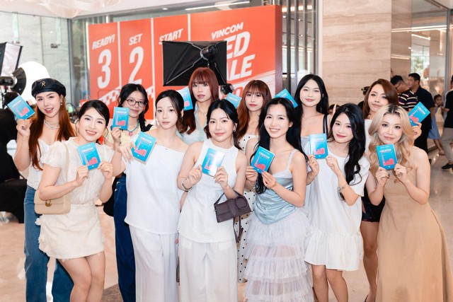 Biển người &ldquo;đổ bộ&rdquo; Vincom B&agrave; Triệu từ s&aacute;ng sớm: Lễ hội sale lớn nhất h&egrave; 2026 ch&iacute;nh thức bắt đầu- Ảnh 4.
