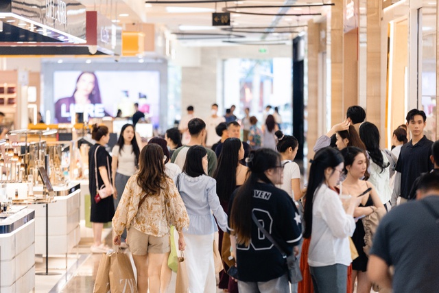 Biển người &ldquo;đổ bộ&rdquo; Vincom B&agrave; Triệu từ s&aacute;ng sớm: Lễ hội sale lớn nhất h&egrave; 2026 ch&iacute;nh thức bắt đầu- Ảnh 9.