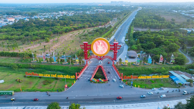 "Ph&aacute; đảo" Sơn Ti&ecirc;n: Tọa độ du lịch "all-in-one" s&aacute;t v&aacute;ch TP.HCM c&oacute; g&igrave; m&agrave; hội bạn th&acirc;n rủ nhau check-in rầm rộ h&egrave; n&agrave;y?- Ảnh 1.