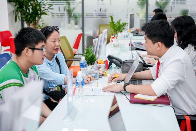 Cận ng&agrave;y thi tốt nghiệp THPT, nhiều th&iacute; sinh đến UEF &ldquo;giữ chỗ&rdquo; bằng th&ocirc;ng tin đăng k&yacute; học bạ - Ảnh 3.