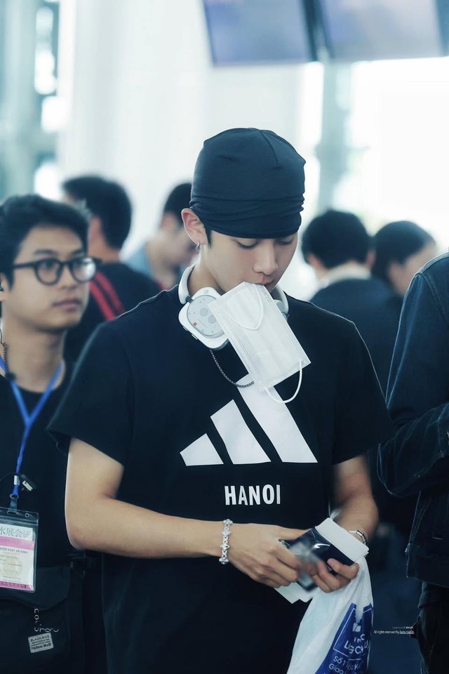 Tân binh Kpop gây bão sân bay với phụ kiện “chuẩn rể Việt” không ai ngờ tới- Ảnh 1.