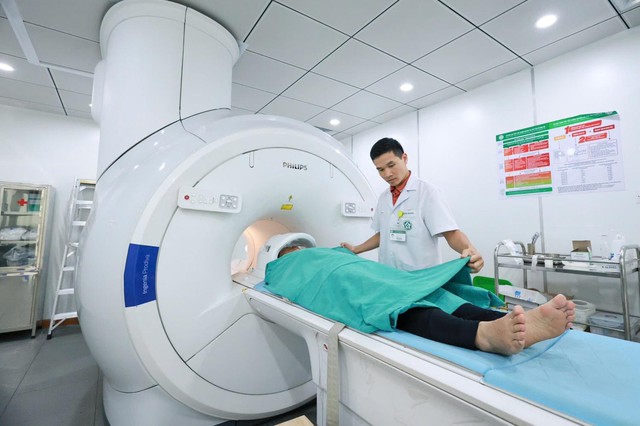 Bảo hiểm bù đắp chi phí y tế: giải pháp tất yếu để giảm gánh nặng chi phí y tế tự chi trả- Ảnh 2.