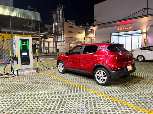 EBOOST nhận đầu tư chiến lược từ Grab, mở rộng mạng lưới trạm sạc xe điện tại Việt Nam- Ảnh 1.