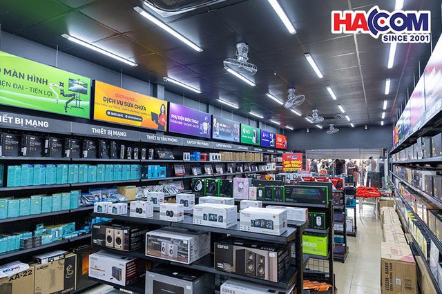V&igrave; sao showroom HACOM thu h&uacute;t đ&ocirc;ng kh&aacute;ch h&agrave;ng c&ocirc;ng nghệ? - Ảnh 2.