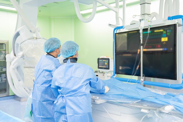 BVĐK Phương Đông cứu sống bệnh nhân nhồi máu cơ tim cấp giữa “ma trận” bệnh lý phức tạp - Ảnh 2.