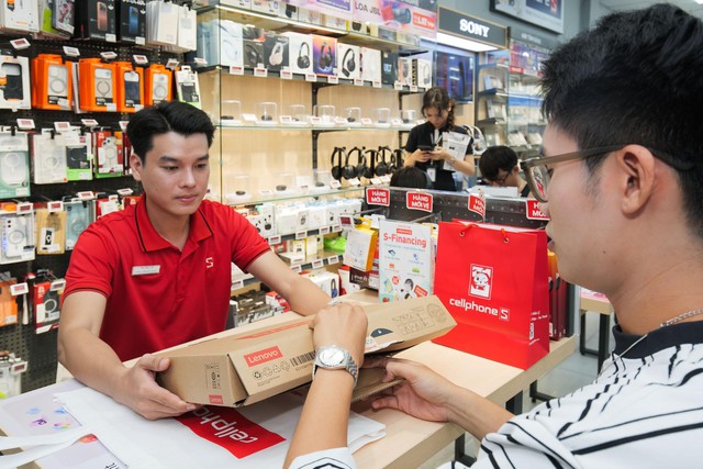 CellphoneS trao tặng laptop tiếp sức thủ khoa, á khoa THPT bước vào giảng đường- Ảnh 3.