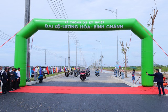 Đại lộ Lương Hòa – Bình Chánh chính thức thông xe, cửa ngõ phía Tây TP.HCM tăng sức hút - Ảnh 1.