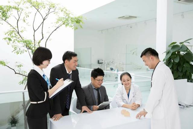 Bác sĩ Nguyễn Hữu Minh khởi nghiệp từ trăn trở chăm sóc răng miệng của người miền Trung- Ảnh 1.