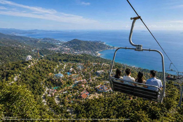 Choáng ngợp với hành trình zipline xuyên rừng độ dài kỷ lục tại VinWonders Hải Vân Bay - Ảnh 1.