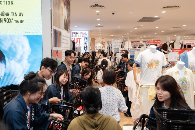 Vừa khai trương, UNIQLO AEON MALL Đà Nẵng Thanh Khê đón hàng nghìn lượt khách - Ảnh 1.