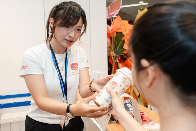 Vừa khai trương, UNIQLO AEON MALL Đà Nẵng Thanh Khê đón hàng nghìn lượt khách - Ảnh 3.