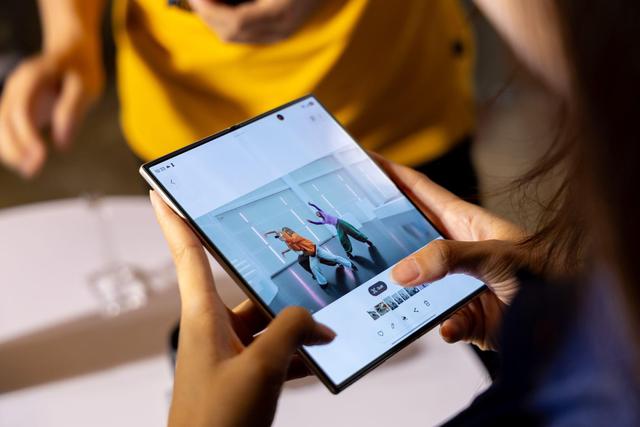 Trực tiếp trải nghiệm &ldquo;hot trend&rdquo; Galaxy Z Fold8: Si&ecirc;u mỏng nhẹ, c&agrave;y phim đu idol cực đ&atilde; - Ảnh 4.