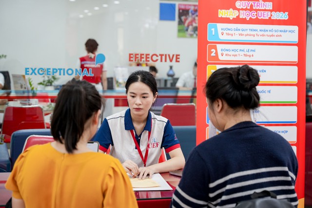 Đông đảo thí sinh và gia đình đến UEF hoàn tất thủ tục nhập học- Ảnh 3.