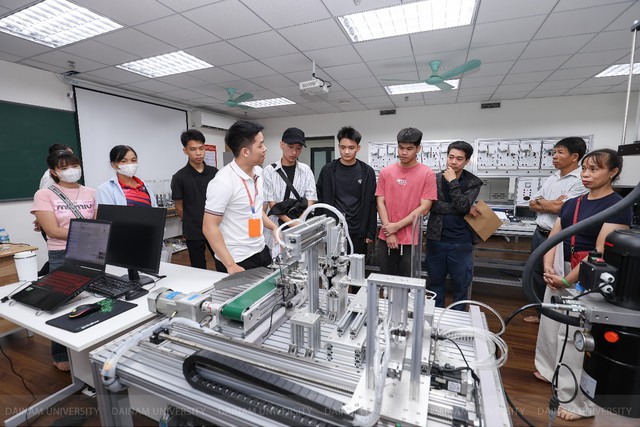 Tân sinh viên “chạm nghề” ngay ngày nhập học, bật bản sắc - sáng hành trình tại Đại học Đại Nam- Ảnh 2.