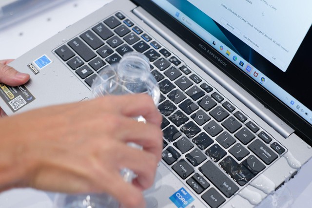 Laptop doanh nghiệp có những gì mà sinh viên cũng nên được hưởng?- Ảnh 2.