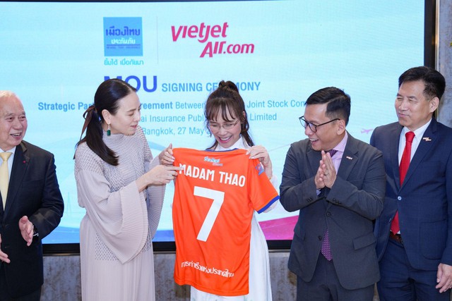 Hai &ldquo;Madam&rdquo; v&agrave; mối duy&ecirc;n với b&oacute;ng đ&aacute; Việt Nam - Th&aacute;i Lan - Ảnh 1.
