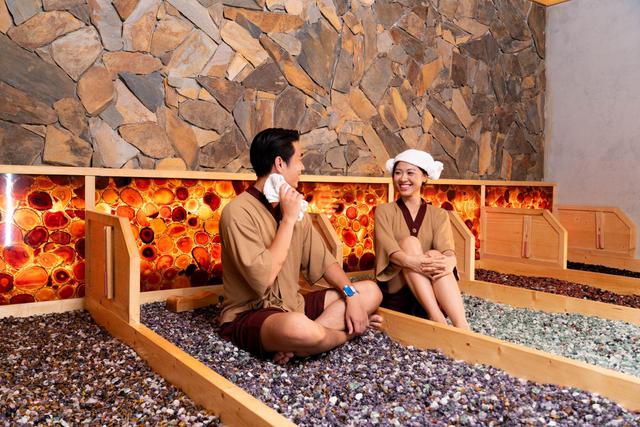 Giới trẻ Hà thành đổ xô đi “nghỉ dưỡng” ở nội đô để tránh nóng- Ảnh 2.
