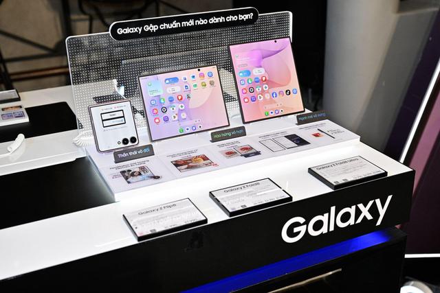 Thế Giới Di Động biến ng&agrave;y nhận Galaxy Z8 th&agrave;nh trải nghiệm đặc biệt: S&aacute;ng giao m&aacute;y bằng m&ocirc; t&ocirc;, tối tiệc tối si&ecirc;u VIP- Ảnh 5.