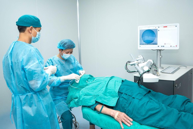 Chăm sóc đôi mắt chủ động, tận hưởng tuổi già trọn vẹn- Ảnh 1.