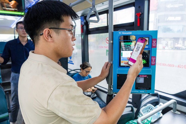 MoMo trở thành ứng dụng top đầu tại Hà Nội cho phép quét mã thanh toán vé xe buýt - Ảnh 1.