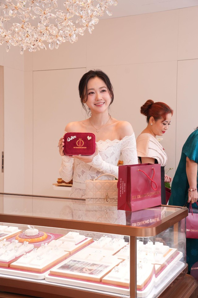 &rlm;20/10, phụ nữ trẻ chọn kim cương cho dấu mốc n&agrave;o?&rlm; - Ảnh 1.