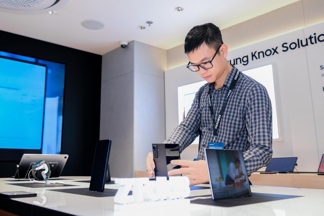 &rlm;Samsung đưa &ldquo;ph&ograve;ng họp, lớp học, bệnh viện, ng&acirc;n h&agrave;ng&rdquo; v&agrave;o một kh&ocirc;ng gian trải nghiệm c&ocirc;ng nghệ &rlm; - Ảnh 1.