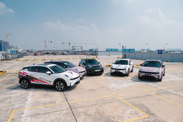 Dàn xe Lynk & Co 06 ‘khoác’ bộ tem phong cách mới- Ảnh 11.