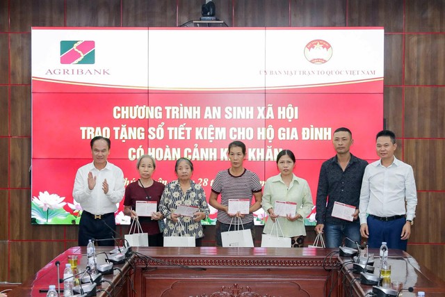 ‏Agribank cùng Đoàn đại biểu Quốc hội thành phố Hà Nội trao 1 tỷ đồng hỗ trợ xây dựng Nhà Đại đoàn kết‏ - Ảnh 4.