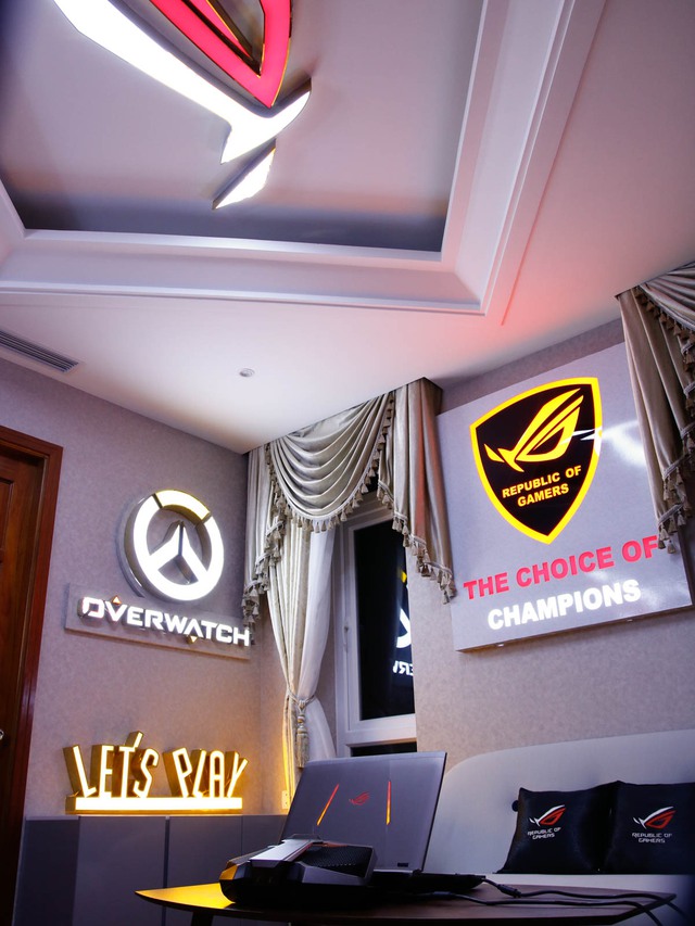 Ngoài ra cũng có logo một số game ưa thích của Lộc như OverWatch.