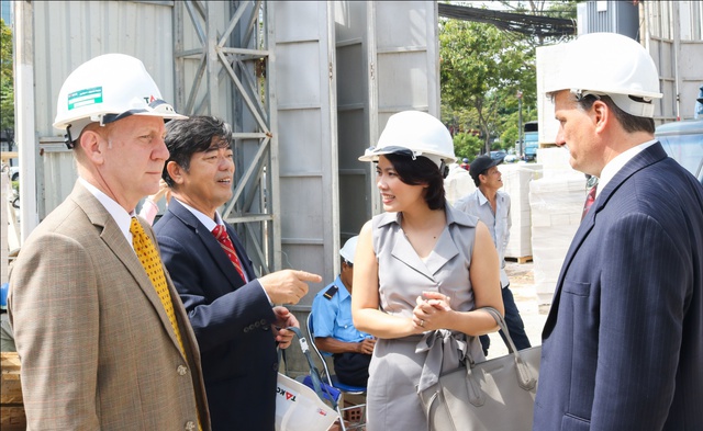 Đại diện ĐH Gannon tham quan công trình toà nhà HBU 25 tầng đang thi công tại quận Bình Thạnh, TP.HCM sau lễ ký kết.