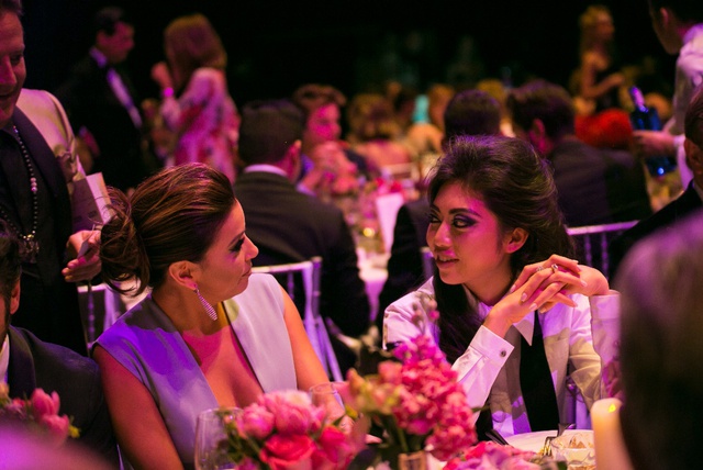 Coco Trần thân thiết với nữ diễn viên Eva Longoria trong sự kiện